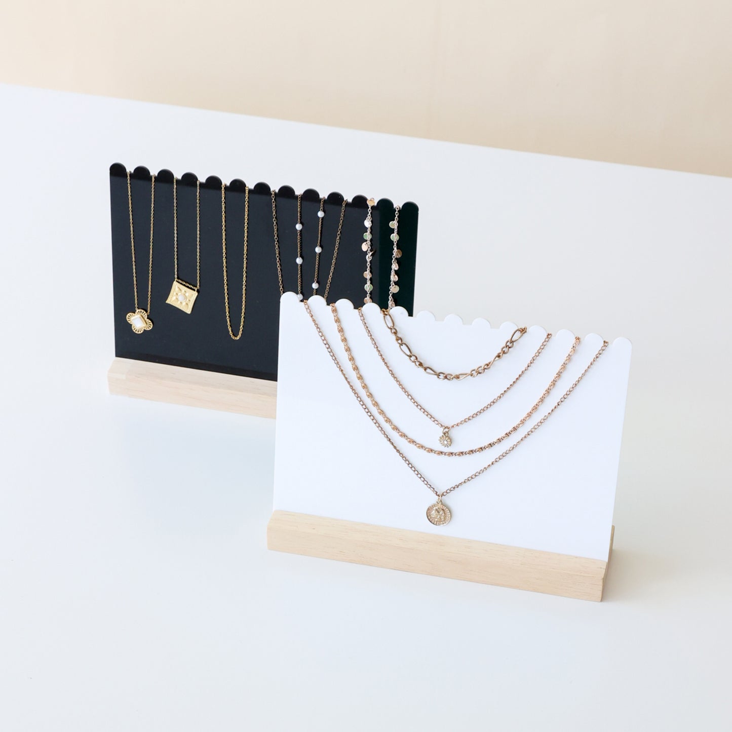 Présentoir design pour colliers fins, parfait pour boutiques de bijoux.