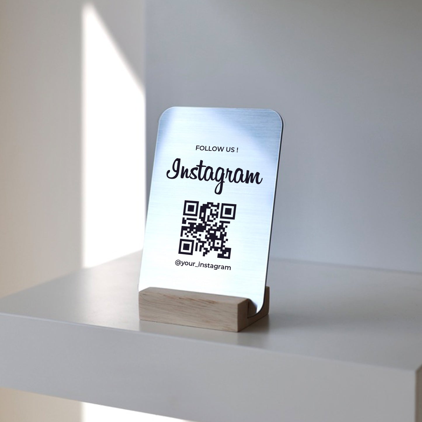 Présentoir design en bois et acrylique argenté pour inciter au suivi Instagram lors d’une visite en magasin