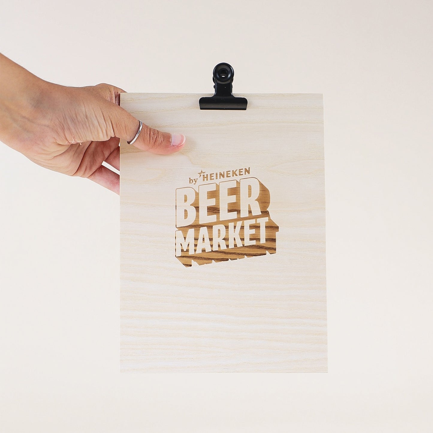 Porte menu en bois avec gravure logo entreprise - Makk Design