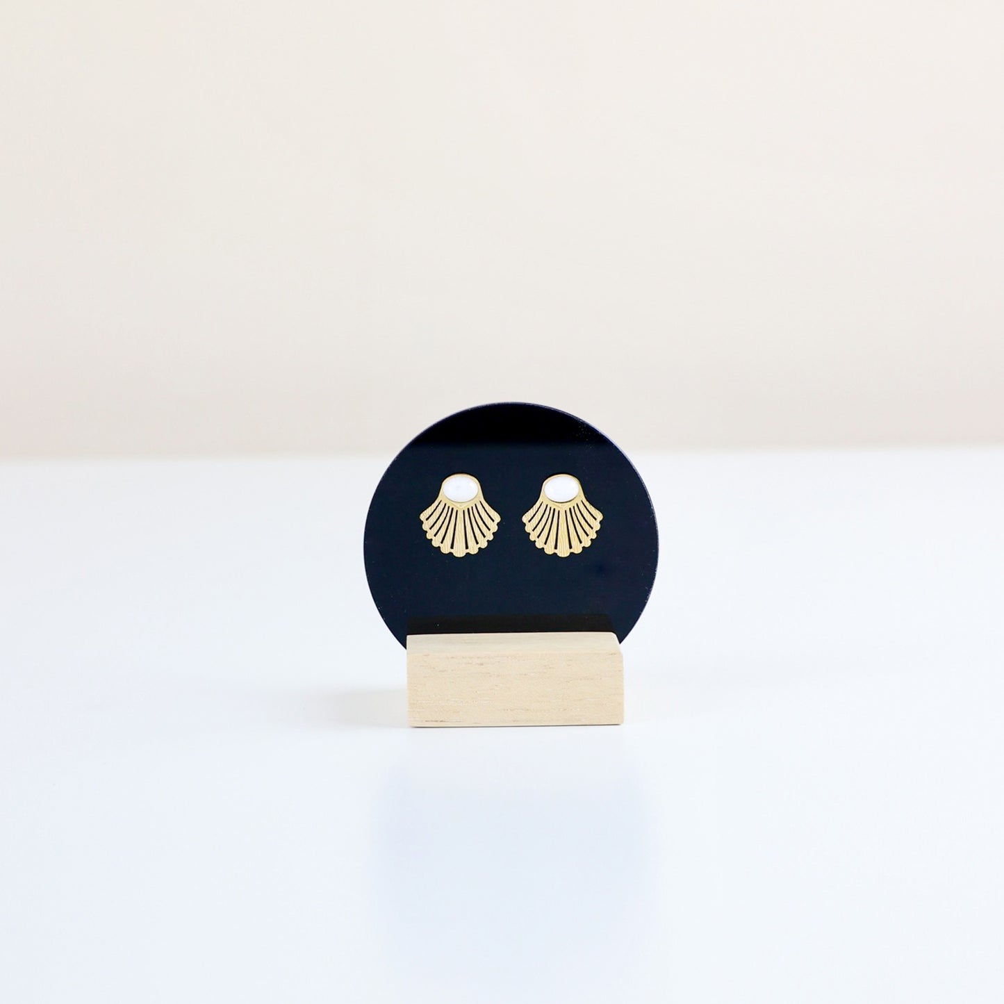 Présentoir noir compact pour boucles d’oreilles et piercings, design épuré adapté aux magasins.