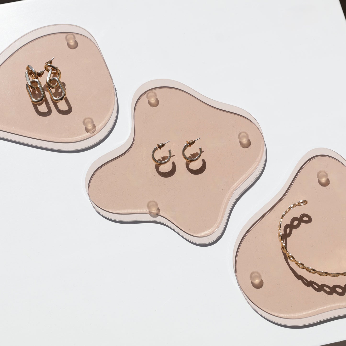 Plateau design en acrylique, apportant une touche contemporaine à une présentation de bijoux