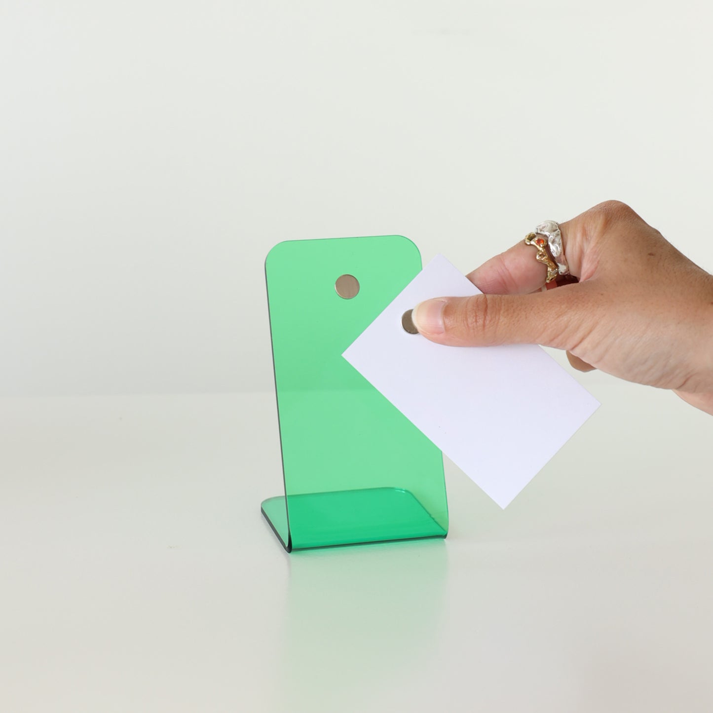 Présentoir à carte de visite moderne avec aimant, fabriqué par la marque française Makk Design