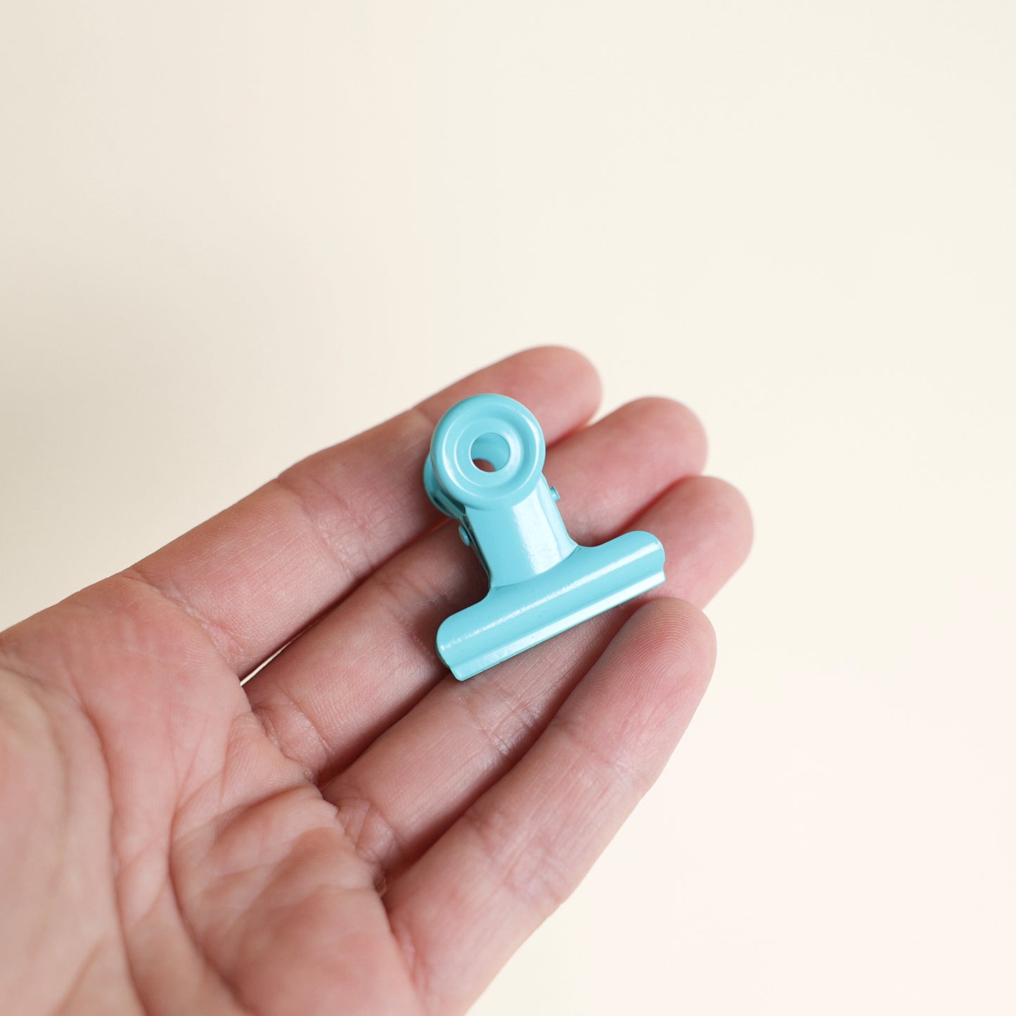 Pince en métal de couleur bleu pour accrocher un visuel, photo ou menu sur un présentoir