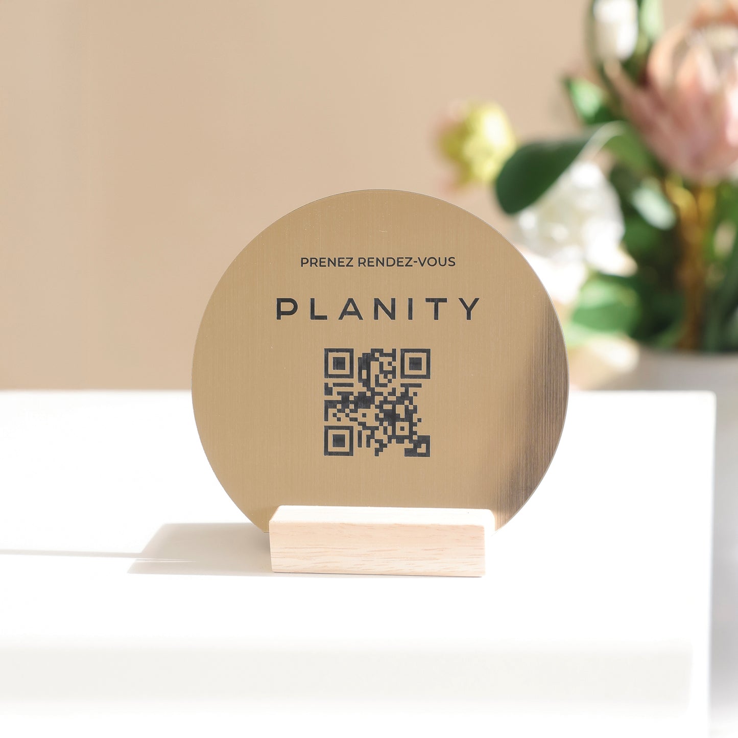 Support de réservation rapide avec QR code Planity, finition durable et fabrication française.