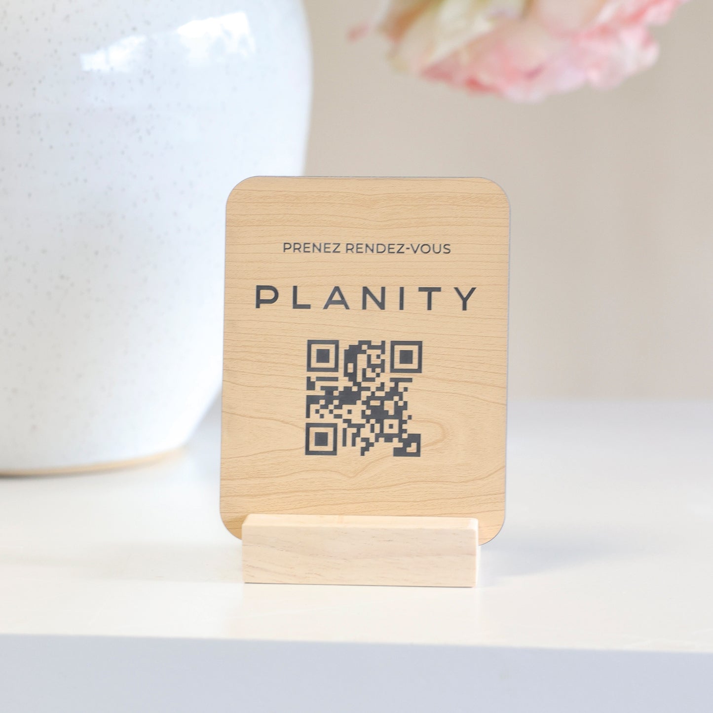 Présentoir en bois et acrylique avec QR code personnalisé pour Planity