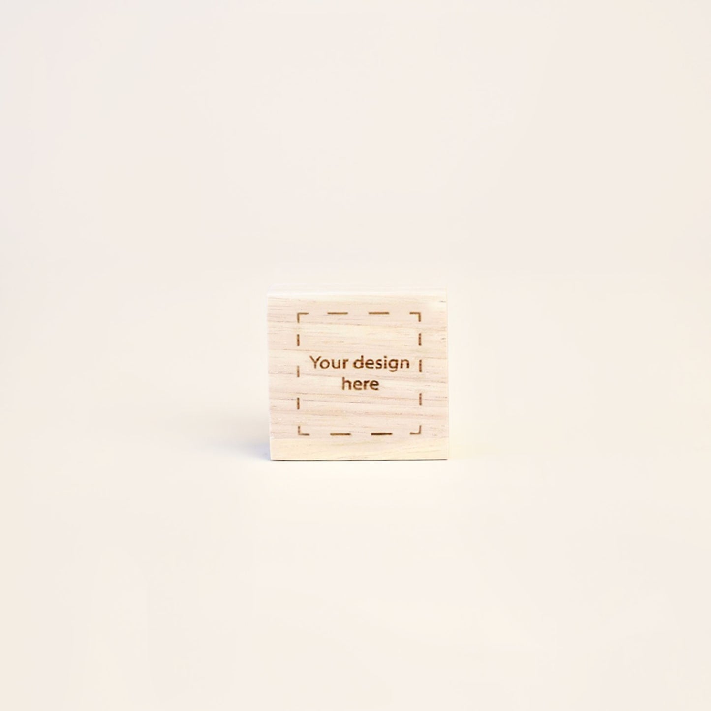 Photo d’un bloc de marque en bois de forme rectangulaire avec logo gravé – idéal pour présentation en boutique.