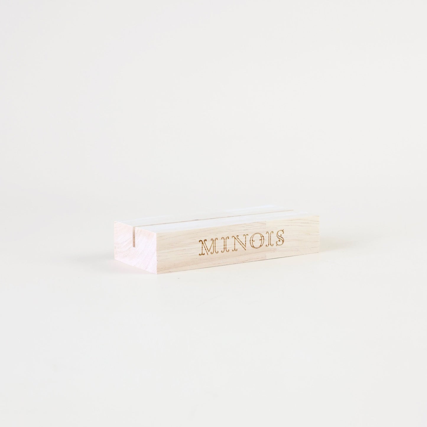 Support en bois avec gravure logo personnalisée pour présenter un visuel A5