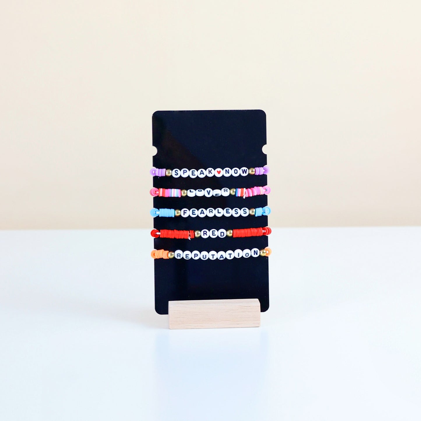 Présentoir noir élégant pour bracelets d’amitié, pratique et esthétique pour exposition professionnelle.