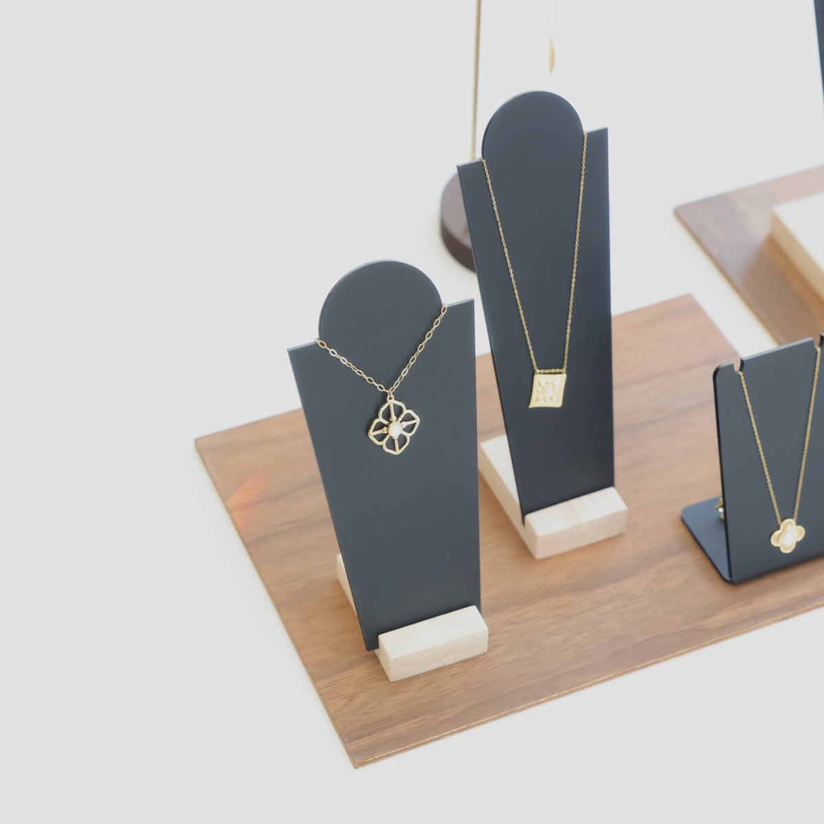 presentoir à colliers noirs et bois