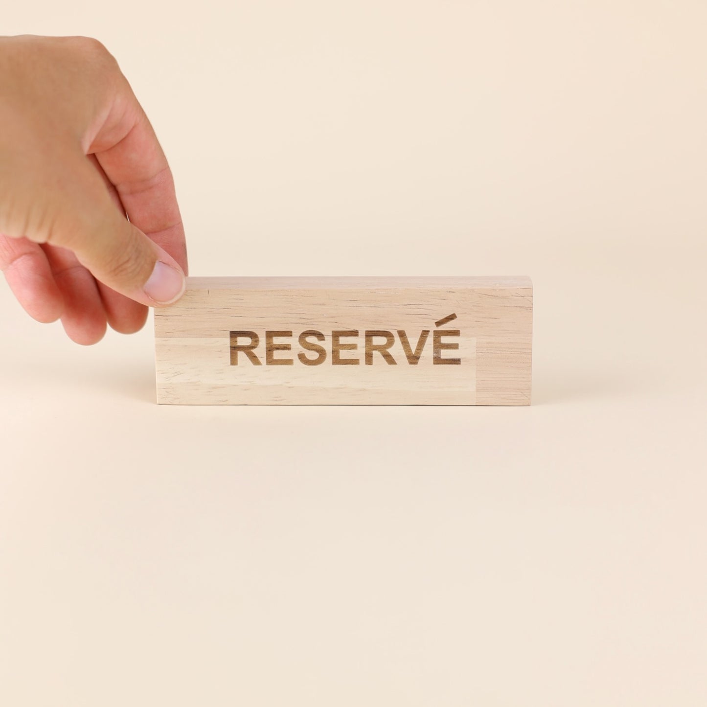 support de table en bois "Reservé" pour les restaurants et cafés