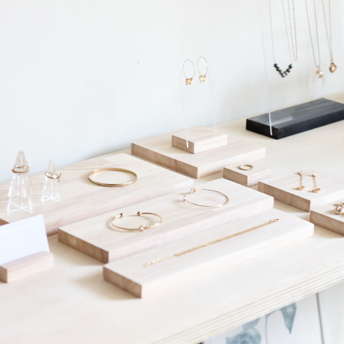Plateau en bois pour exposer bijoux