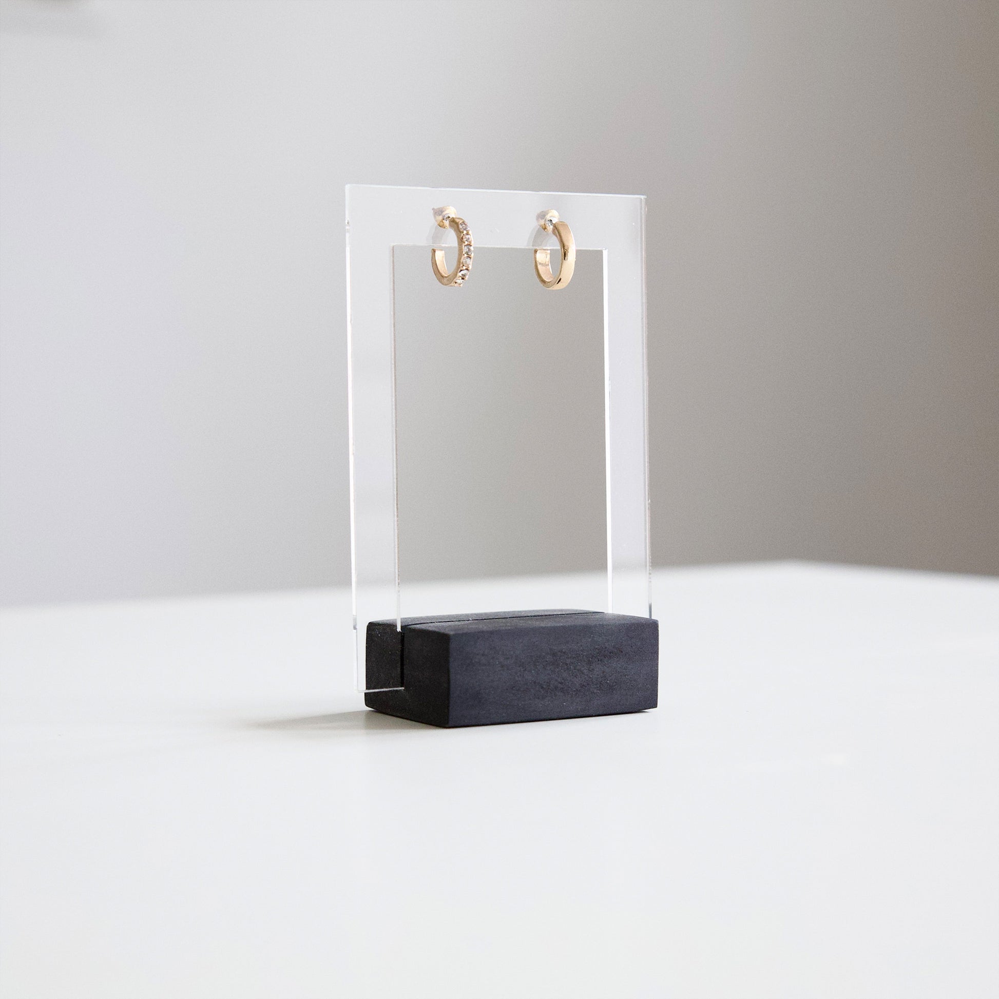 Minimalist, modern jewelry holder for professionals