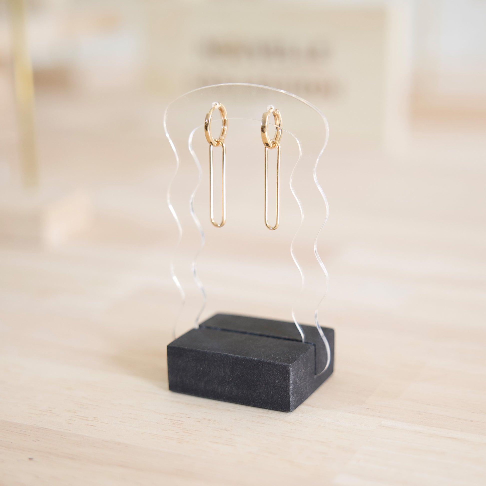 Earring display in wood and transparent acrylic