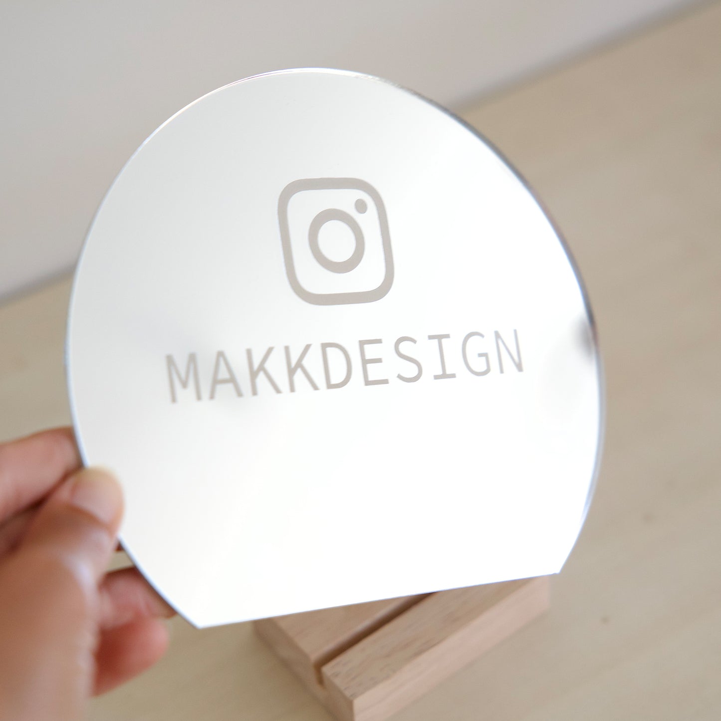 Customizable point-of-sale displays with Instagram account