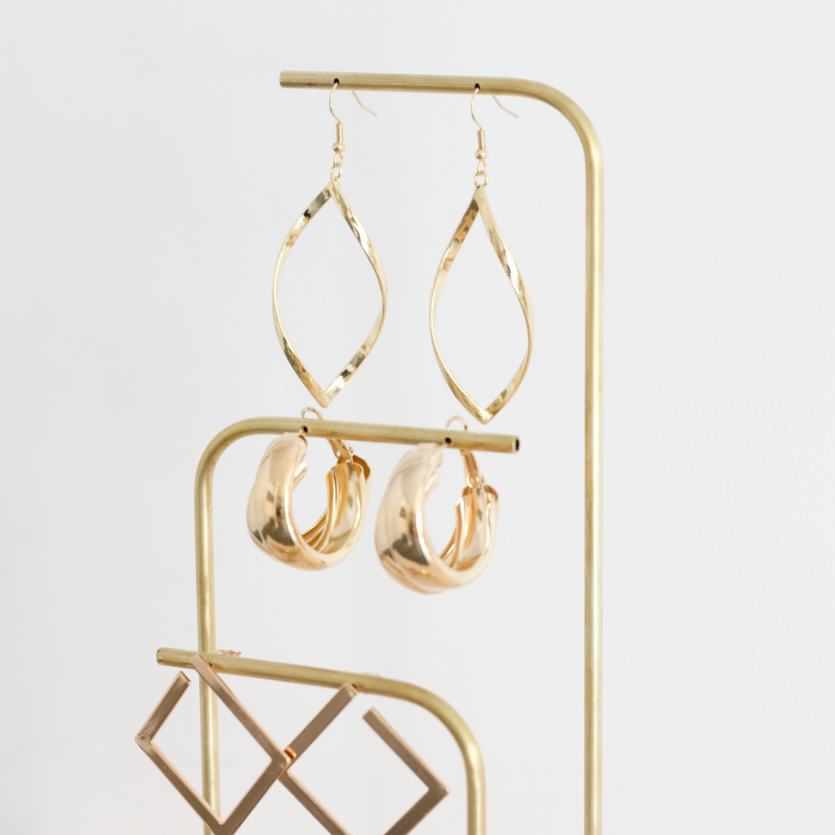 Minimalist jewelry stand for professionals