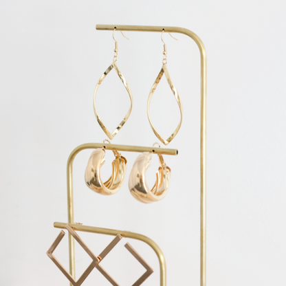 Minimalist jewelry stand for professionals