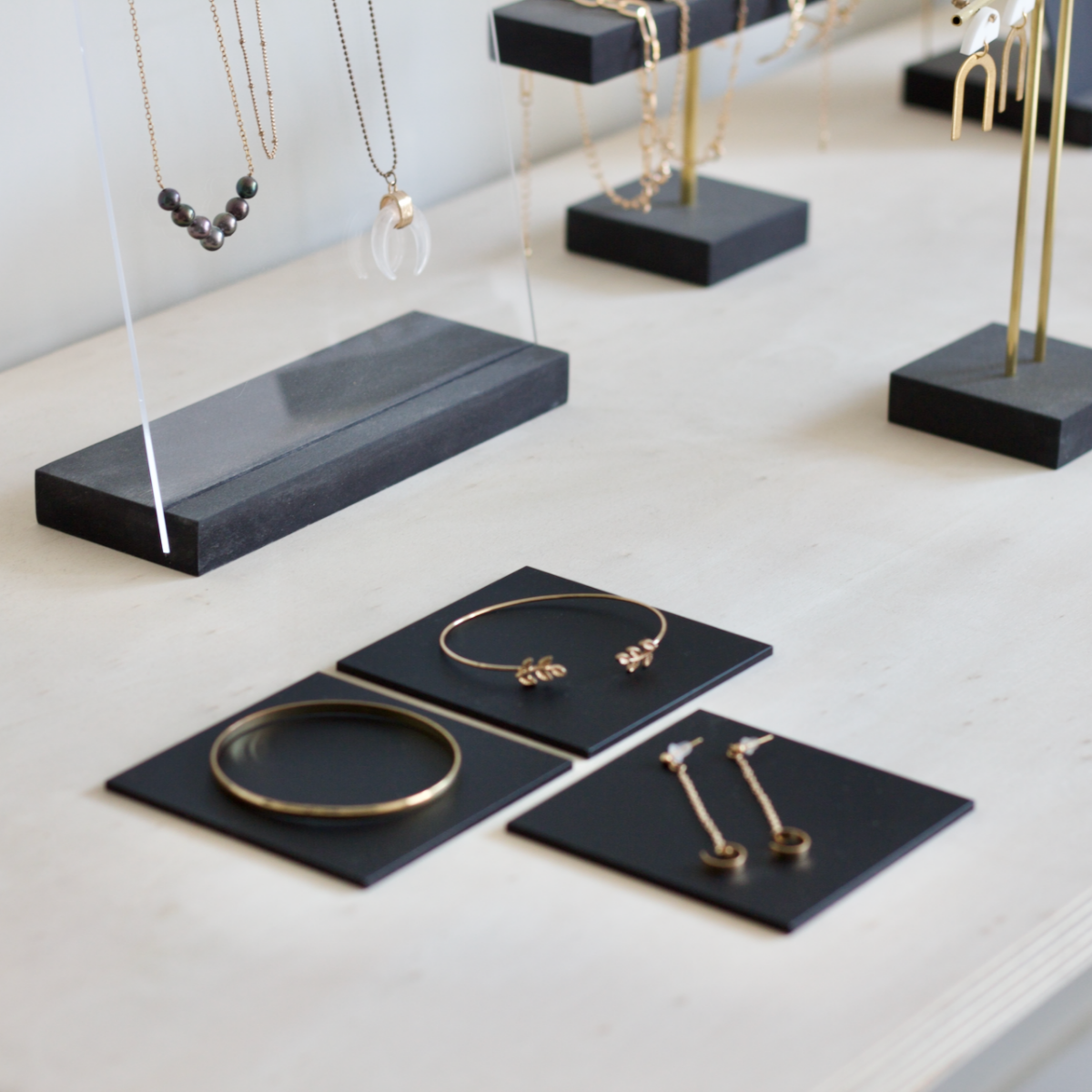 Square jewelry display for professionals 