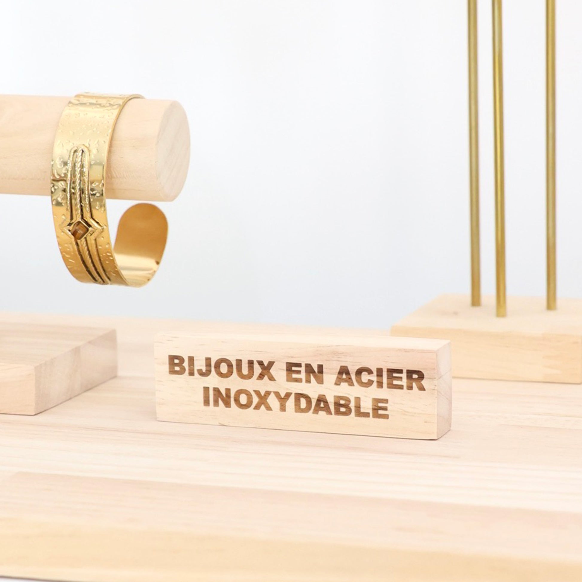 PLV en bois écrit "bijoux en acier inoxydable"