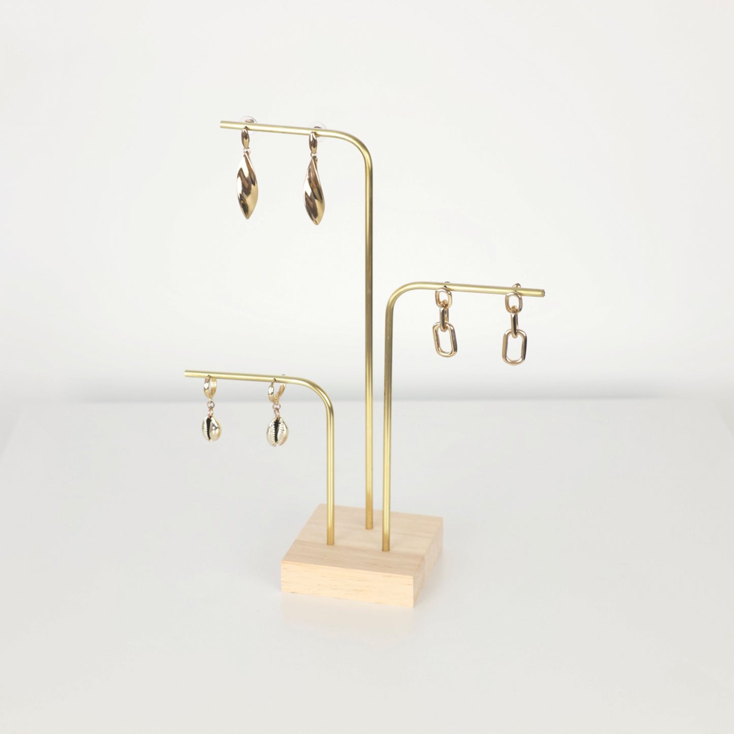 Porte-bijoux CHLOE3 en bois et laiton doré, exposant des boucles d’oreilles sur trois niveaux