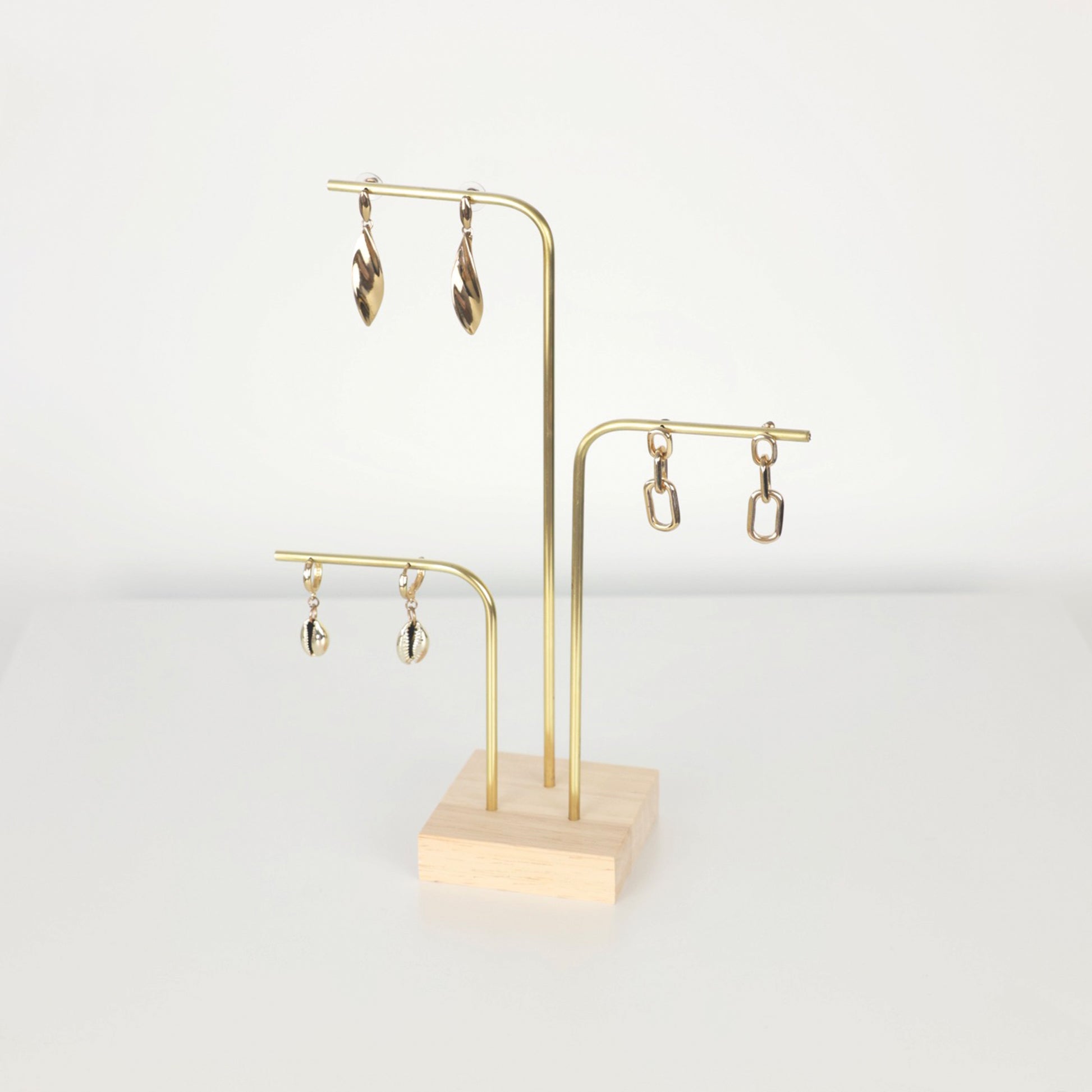 Porte-bijoux CHLOE3 en bois et laiton doré, exposant des boucles d’oreilles sur trois niveaux