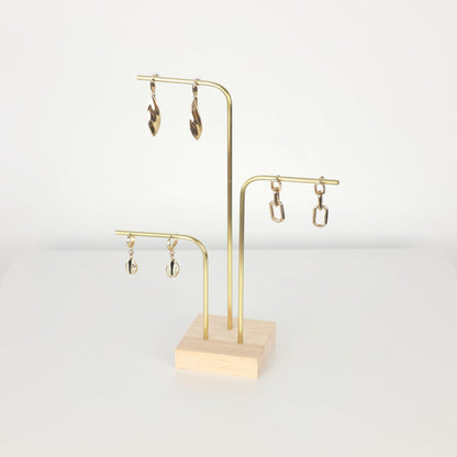 Porte-bijoux CHLOE3 en bois et laiton doré, exposant des boucles d’oreilles sur trois niveaux