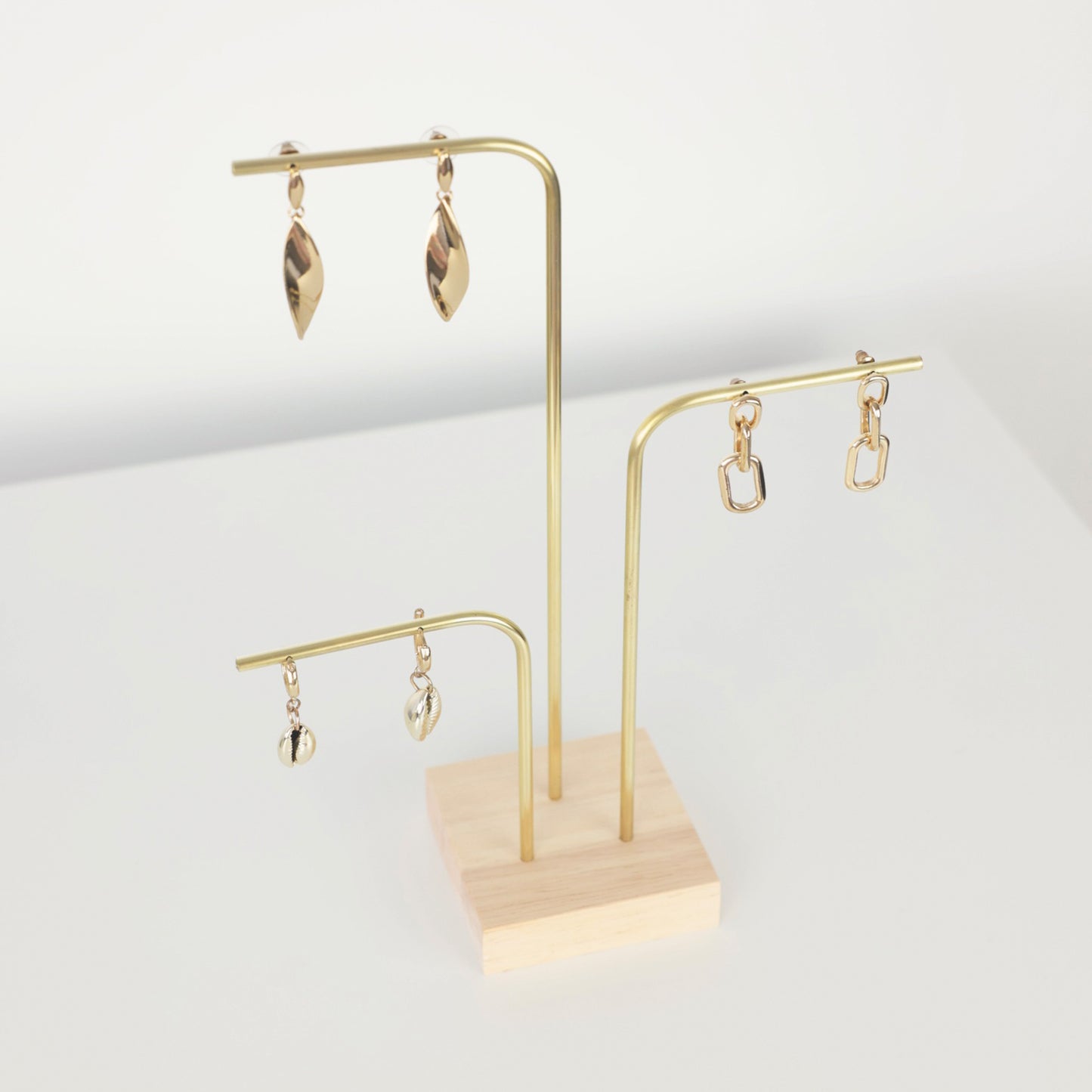 Zoom sur la structure à trois niveaux du porte-bijoux CHLOE3 avec boucles d’oreilles accrochées
