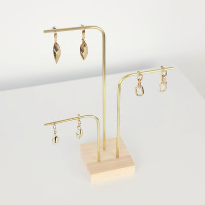 Zoom sur la structure à trois niveaux du porte-bijoux CHLOE3 avec boucles d’oreilles accrochées
