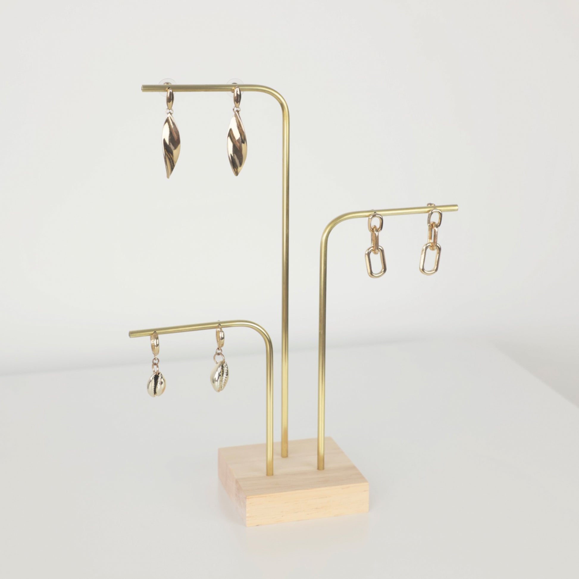 Porte-bijoux CHLOE3 intégré dans une présentation de boutique ou de stand de bijoux