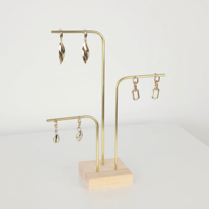 Porte-bijoux CHLOE3 intégré dans une présentation de boutique ou de stand de bijoux