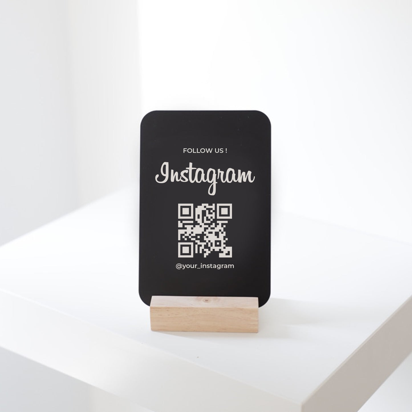 Support de comptoir noir avec QR code redirigeant vers le profil Instagram d’une entreprise