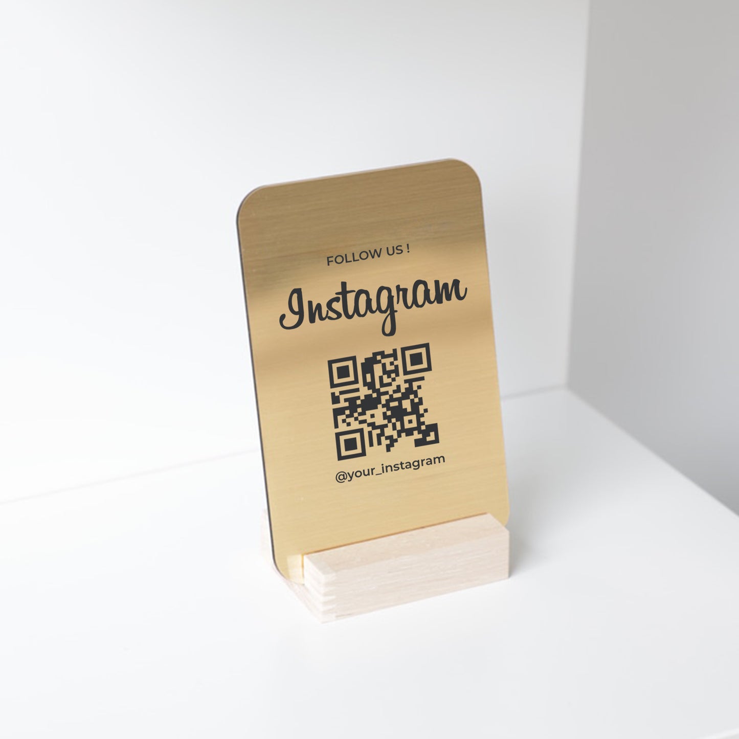 Présentoir doré Instagram avec QR code permettant de suivre la marque instantanément