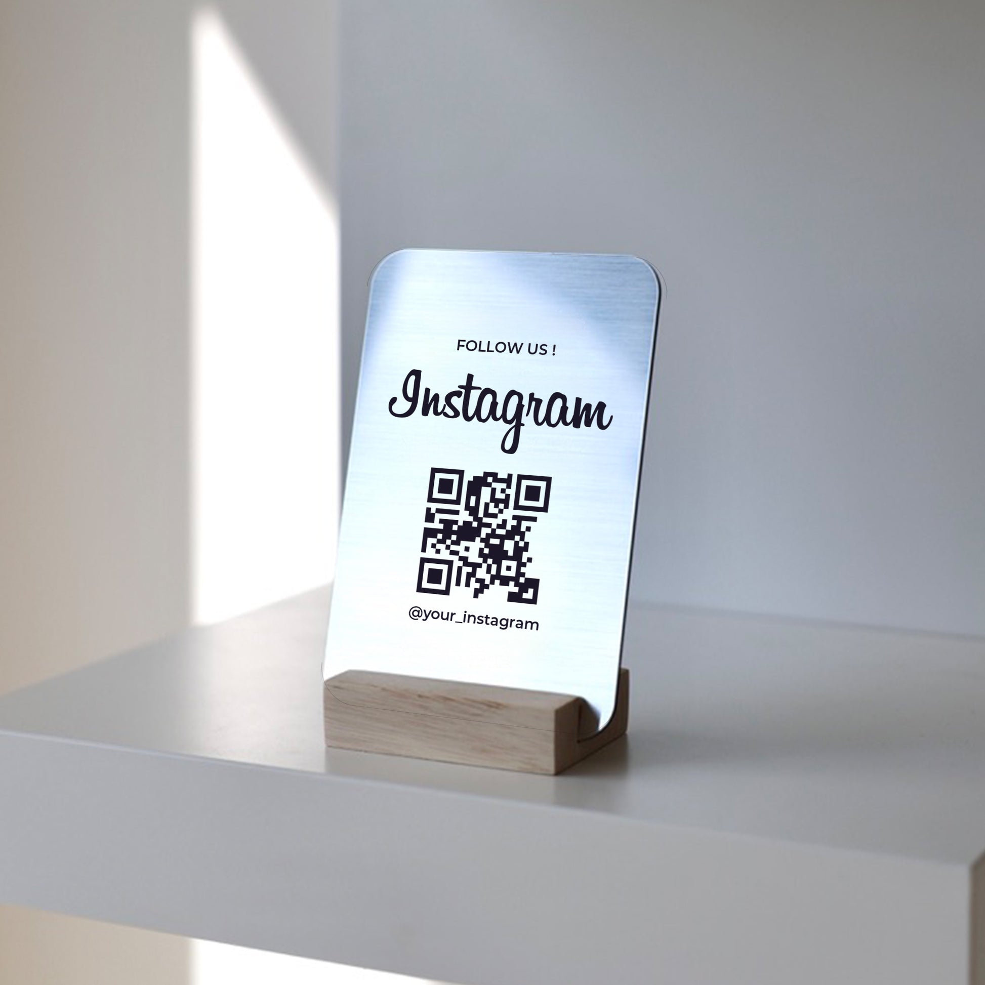 Présentoir design en bois et acrylique argenté pour inciter au suivi Instagram lors d’une visite en magasin