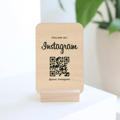 Présentoir moderne permettant d’accéder directement au compte Instagram d’une boutique, fabriqué par Makk Design