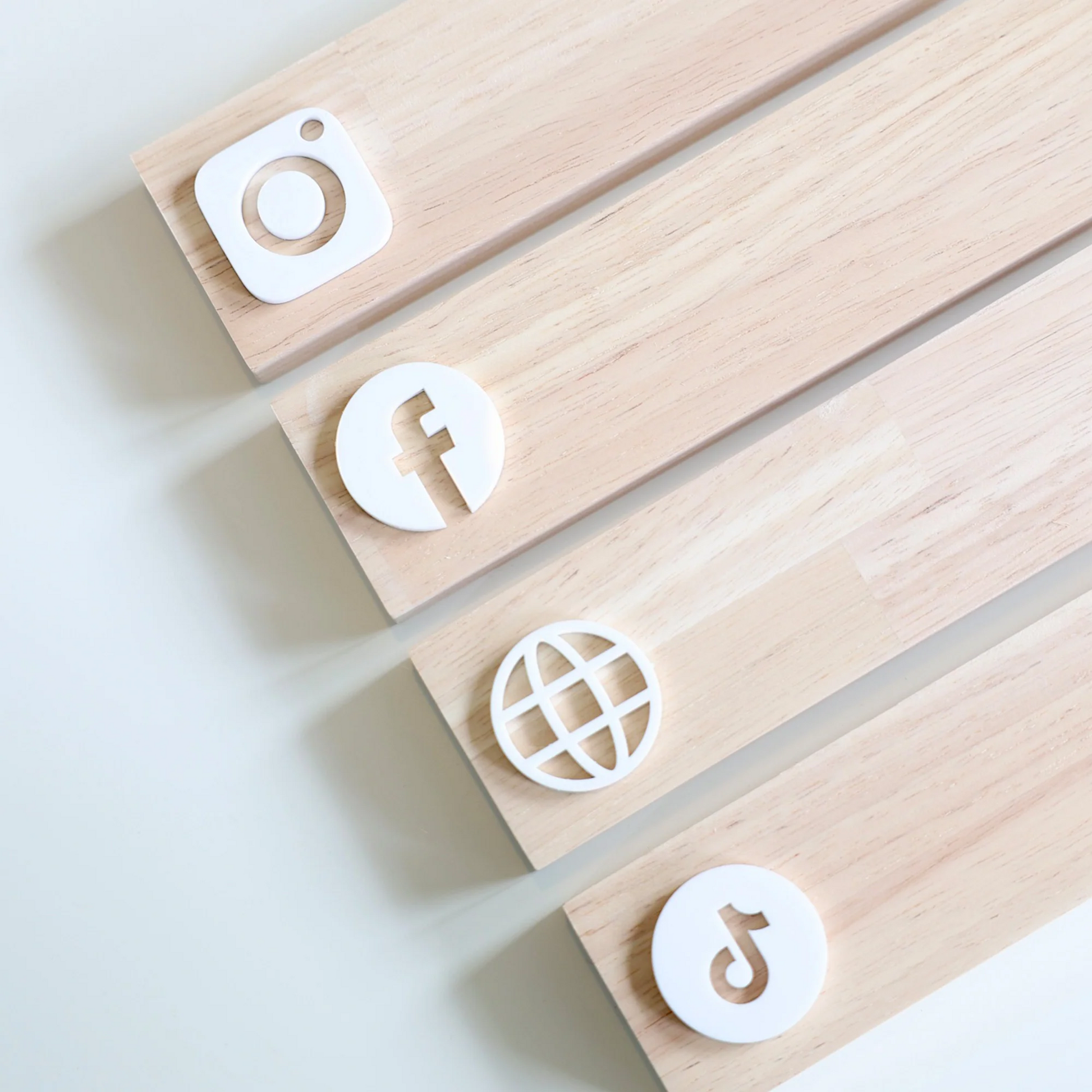 Présentoirs réseaux sociaux en bois pour les marques et profesionnels