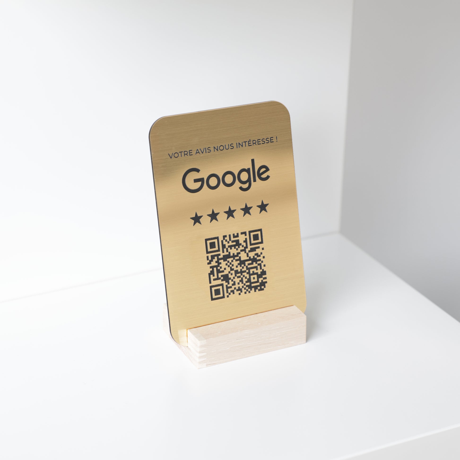 QR code vers vos avis Google + message personnalisé gravés avec précision.
Support stable avec base en bois, idéal pour bar, resto, salon ou boutique.