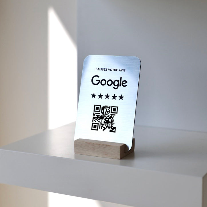 Plaque avis Google finition acrylique agenté, gravure laser nette et lisible. Idéal pour les établissements souhaitant un rendu sobre et moderne. Texte et QR code personnalisés inclus.