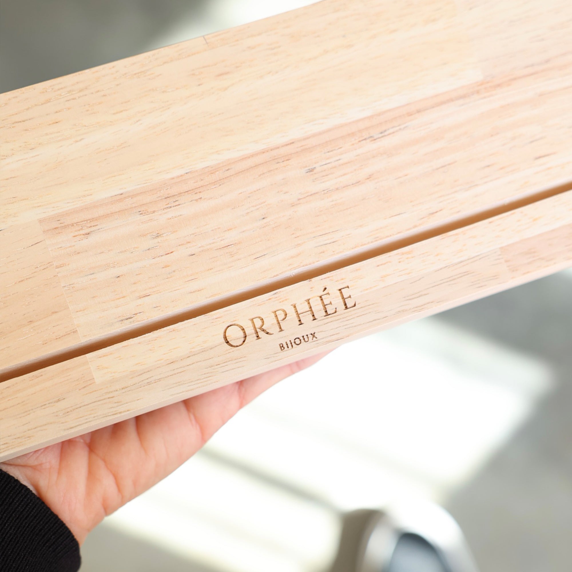 Présentoir en bois personnalisé avec gravure de logo