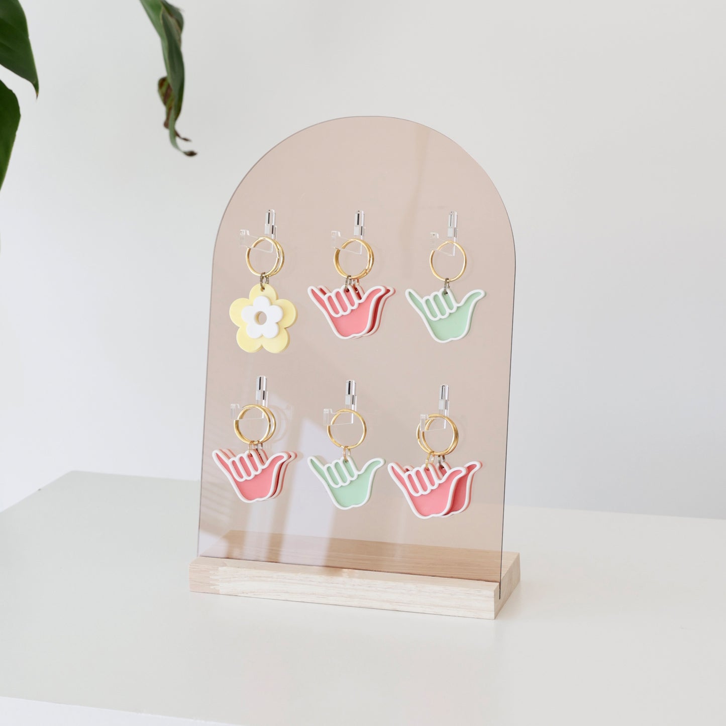 Présentoir HEDWIGE en bois et acrylique avec 6 crochets, idéal pour exposer porte-clés et bracelets en boutique.