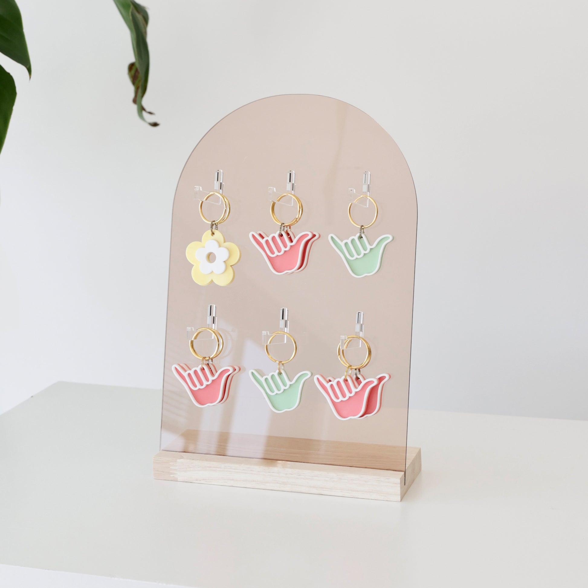 Présentoir HEDWIGE en bois et acrylique avec 6 crochets, idéal pour exposer porte-clés et bracelets en boutique.