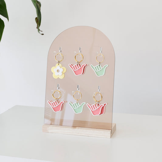 Présentoir HEDWIGE en bois et acrylique avec 6 crochets, idéal pour exposer porte-clés et bracelets en boutique.