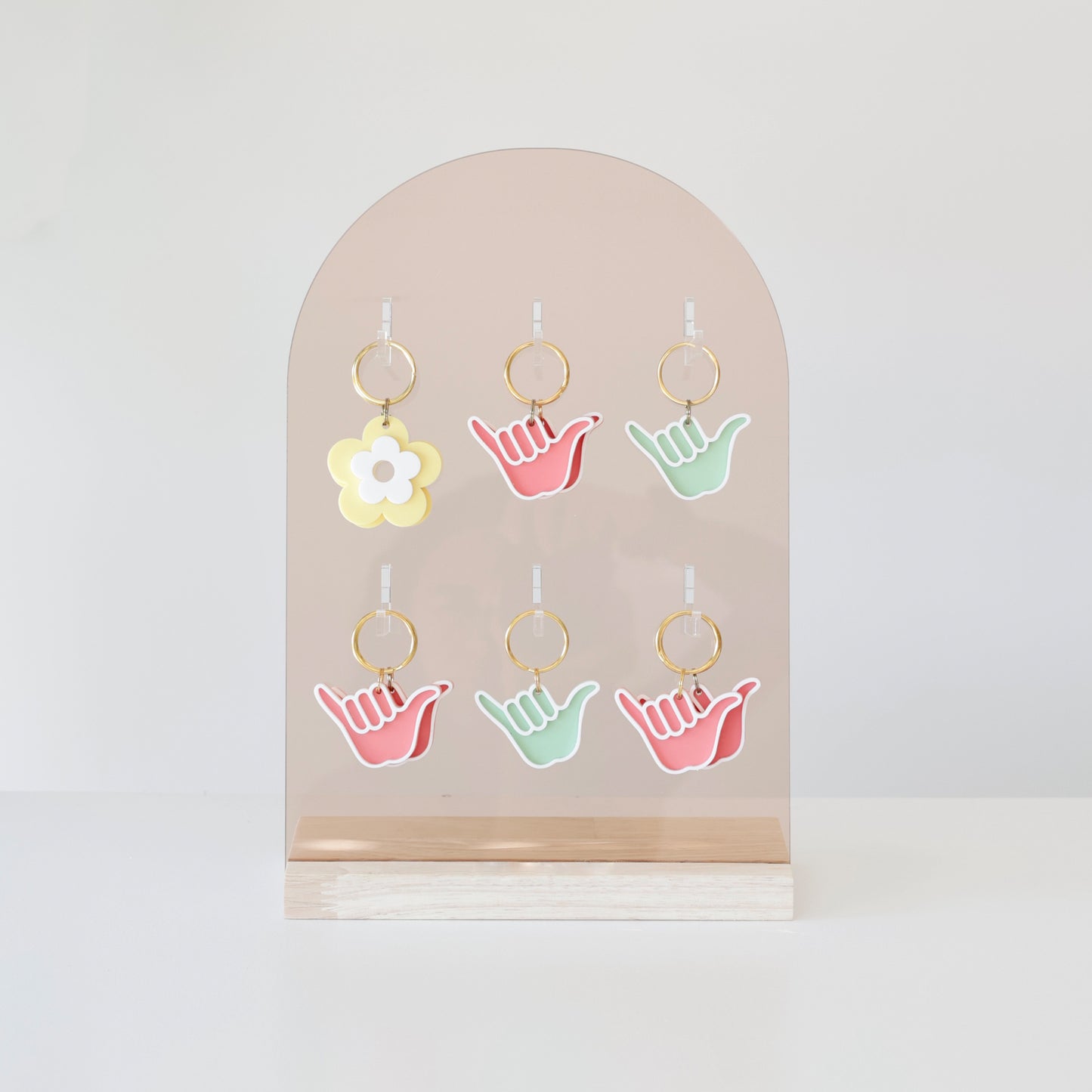 Support d’accessoires HEDWIGE, design moderne en bois et acrylique, avec 6 crochets pour vitrines ou salons.