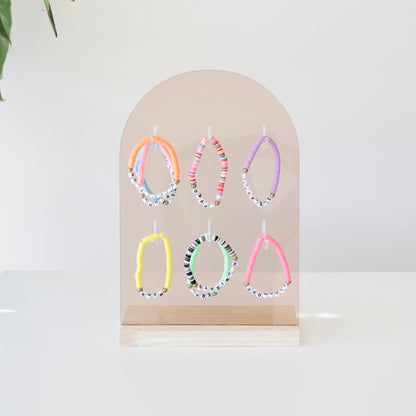 HEDWIGE, présentoir minimaliste en acrylique et bois, avec 6 crochets pour présenter porte-clés et bracelets.