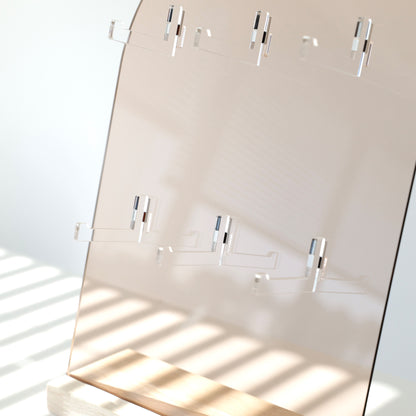 Présentoir HEDWIGE pour accessoires, structure acrylique sur base bois, 6 crochets, idéal vitrines et salons.