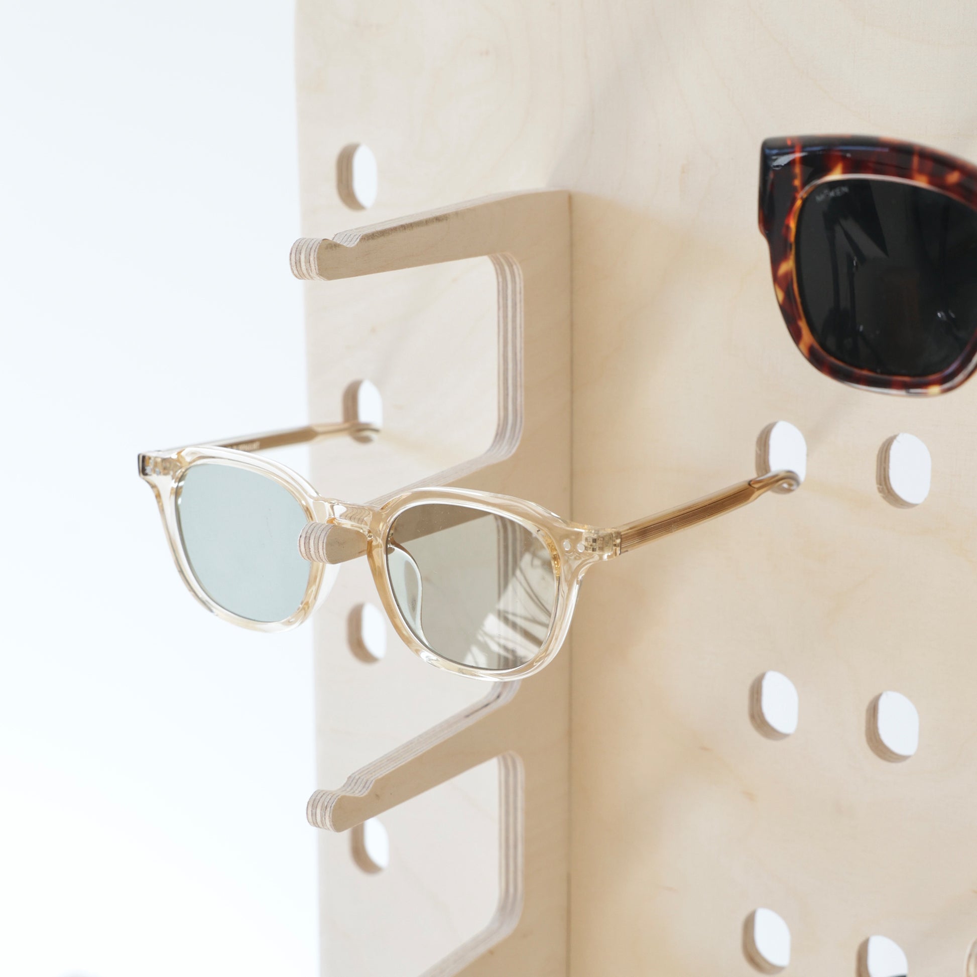 Support en bois pour exposer des lunettes en magasin et boutiques d'opticiens