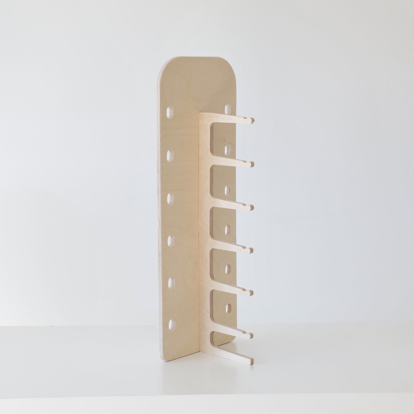 Support en bois minimaliste JAMIE pour exposer des lunettes, design compact et fonctionnel.