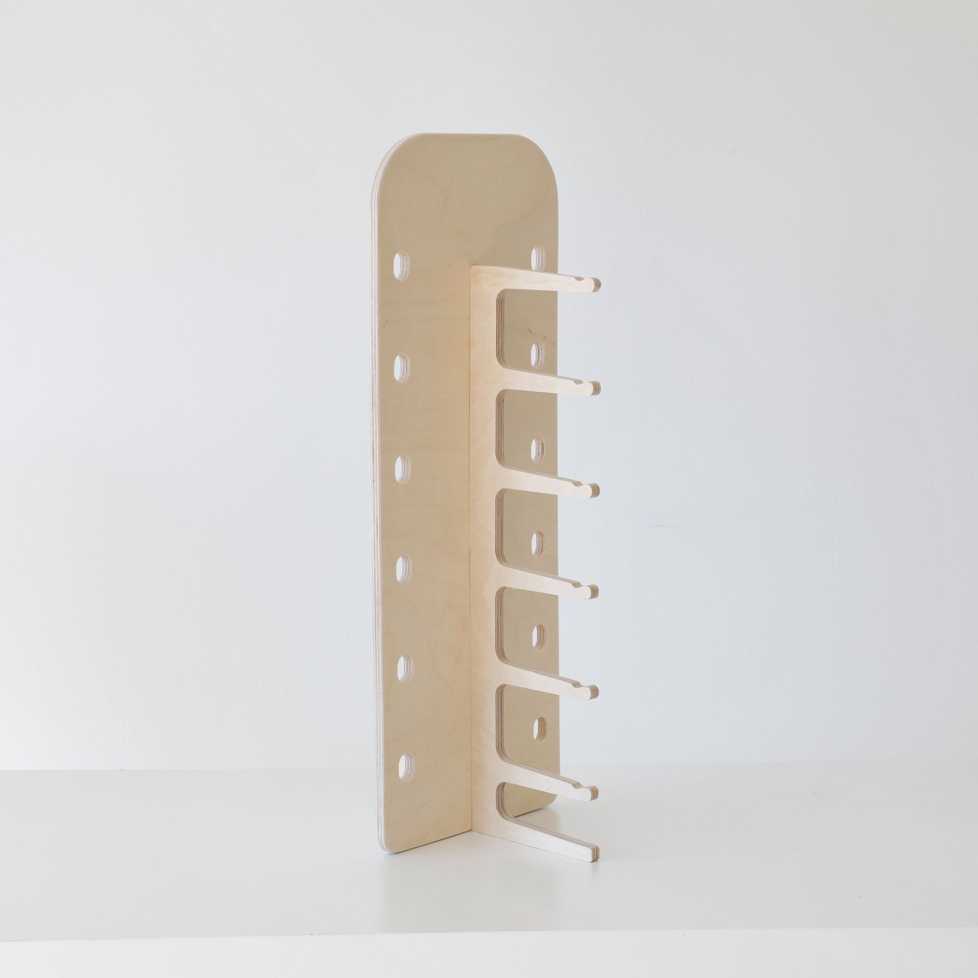 Support en bois minimaliste JAMIE pour exposer des lunettes, design compact et fonctionnel.