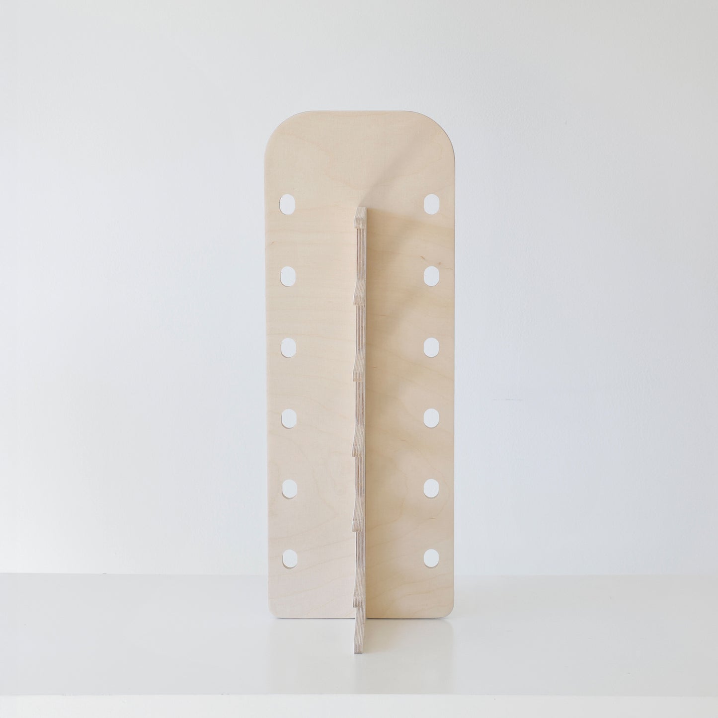 Présentoir JAMIE pour exposer jusqu'à 6 montures, design élégant et pratique pour attirer l’attention des clients.