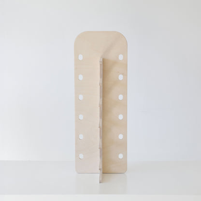 Présentoir JAMIE pour exposer jusqu'à 6 montures, design élégant et pratique pour attirer l’attention des clients.