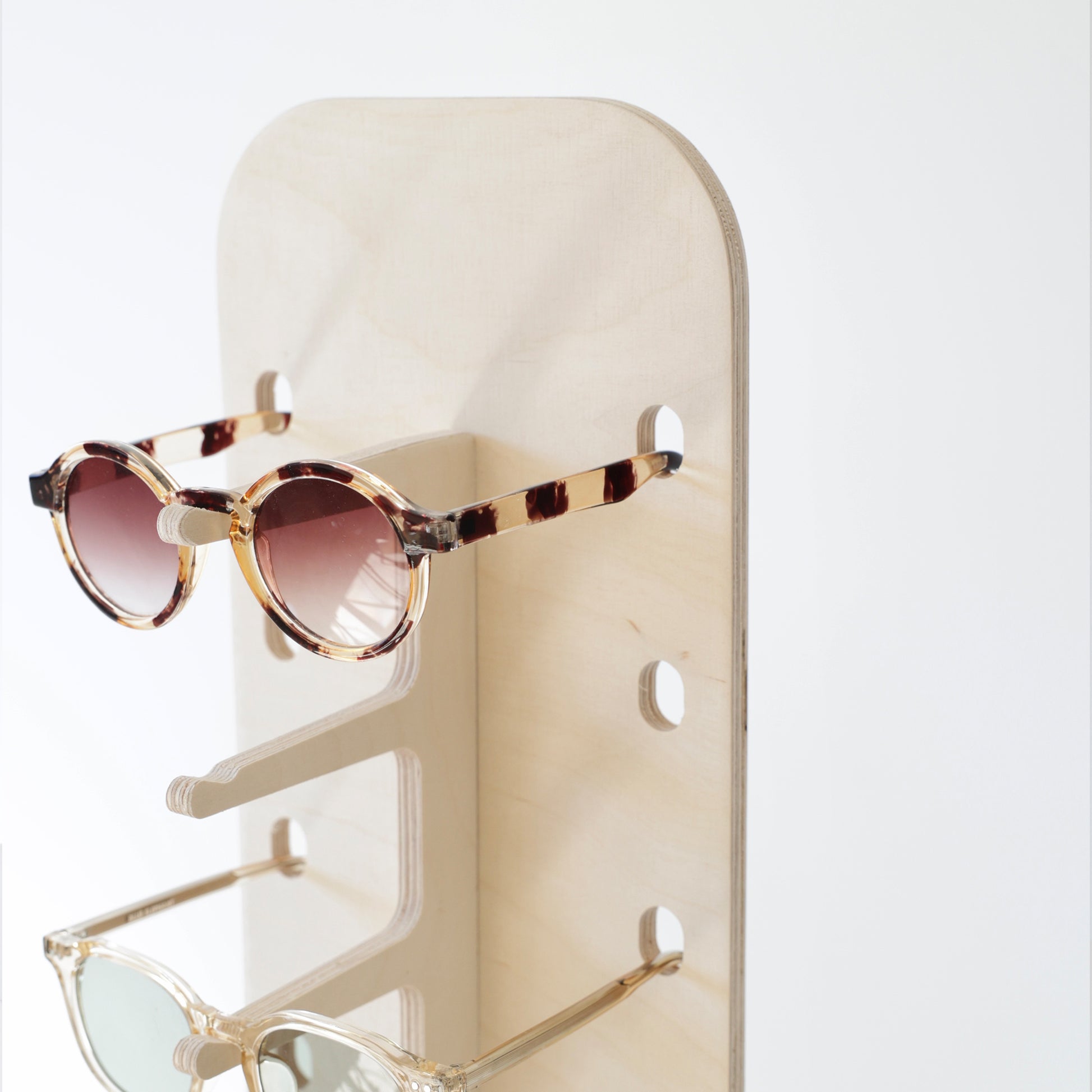 Présentoir JAMIE petit format, style moderne, idéal pour boutiques et salons.