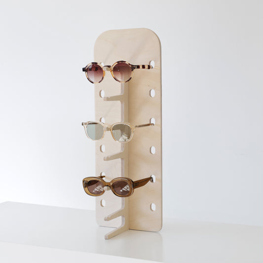 Présentoir à lunettes JAMIE en bois, affichant 6 paires de lunettes dans une boutique élégante.